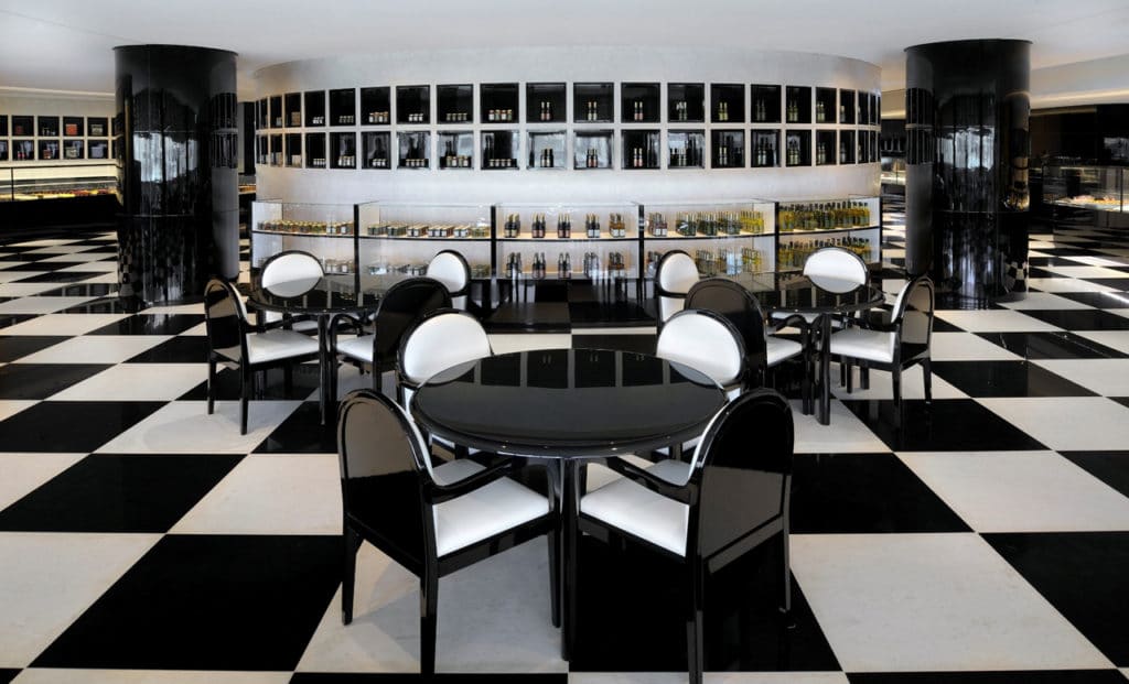 مطعم أرماني ديلي من المطاعم المطله على نافورة دبي المتميزة
