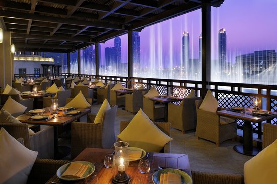 مطعم مانجو تري من اشهر مطاعم مطله على نافورة دبي