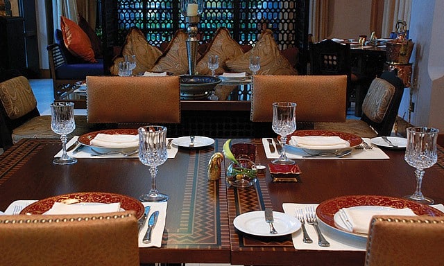 مطعم ومقهى إيوان من ارقى المطاعم المطله على نافورة دبي