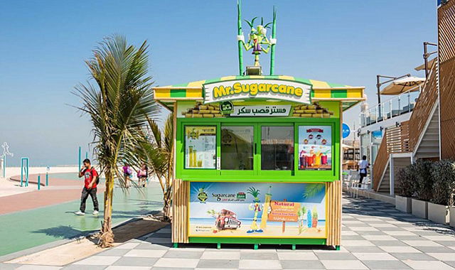أكشاك المطاعم والمقاهي في شاطئ كايت بيتش دبي
