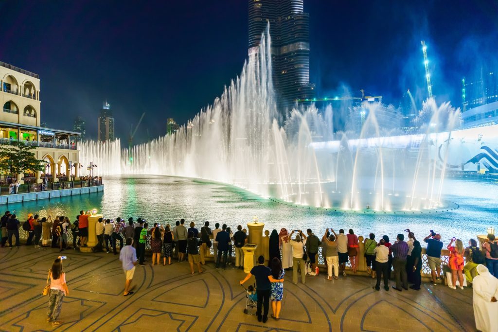 نافورة دبي من اهم معالم السياحة في دبي و من اجمل الاماكن السياحية في دبي للعوائل 