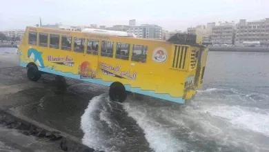 يتحول من باص طبيعي إلى باص برمائي عجيب