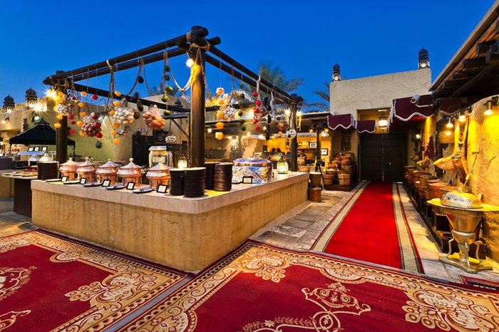 يعد مطعم الحضيرة من الأفضل الأمكان التي تقدم سهرات دبي للعائلات