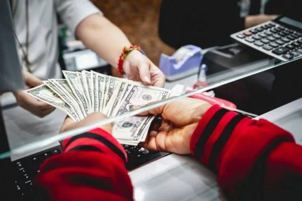 تحويل مبلغ من بنك إلى بنك آخر في الإمارات