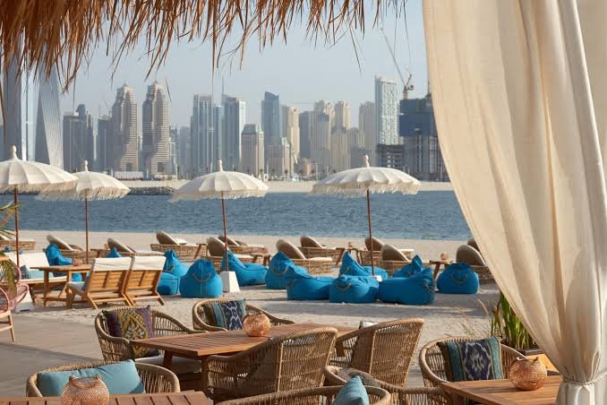 مقاهي على البحر دبي