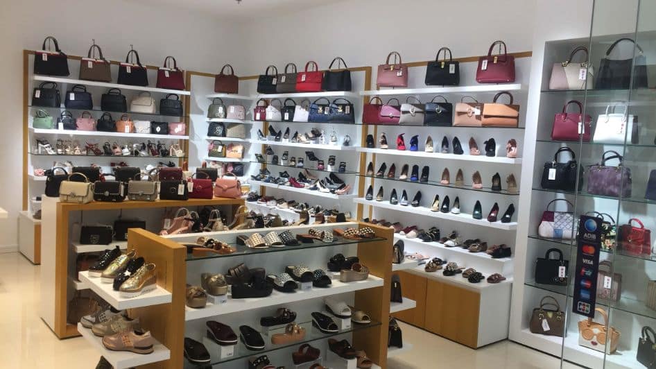 محلات الأحذية والحقائب في الامارات مول