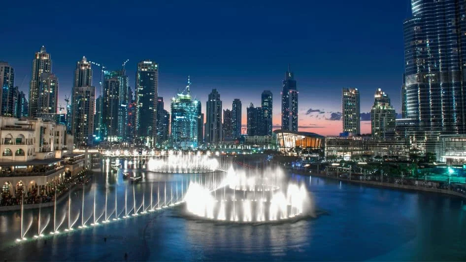 مطاعم دبي مول المطلة على النافورة